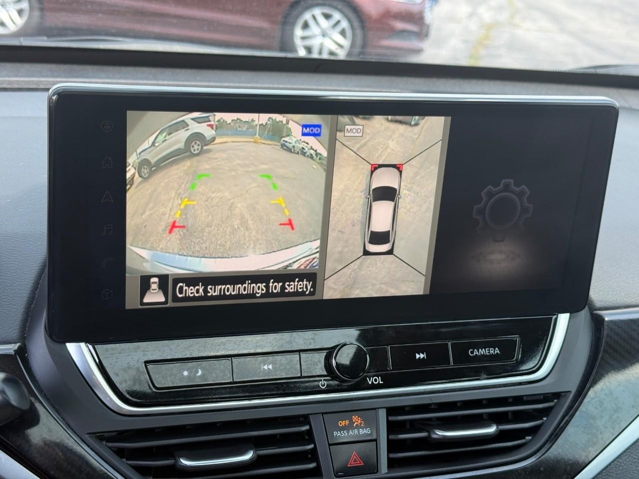 Nissan Altima Vehicle Full-screen Gallery Image 23