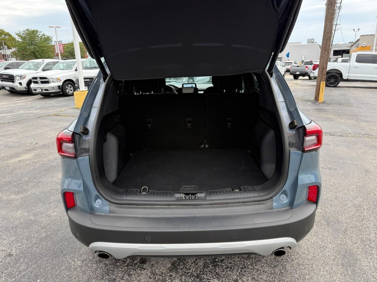 Ford Escape Vehicle Full-screen Gallery Image 06