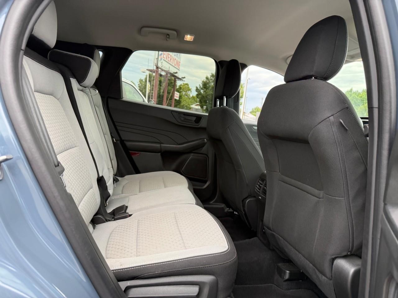 Ford Escape Vehicle Full-screen Gallery Image 09