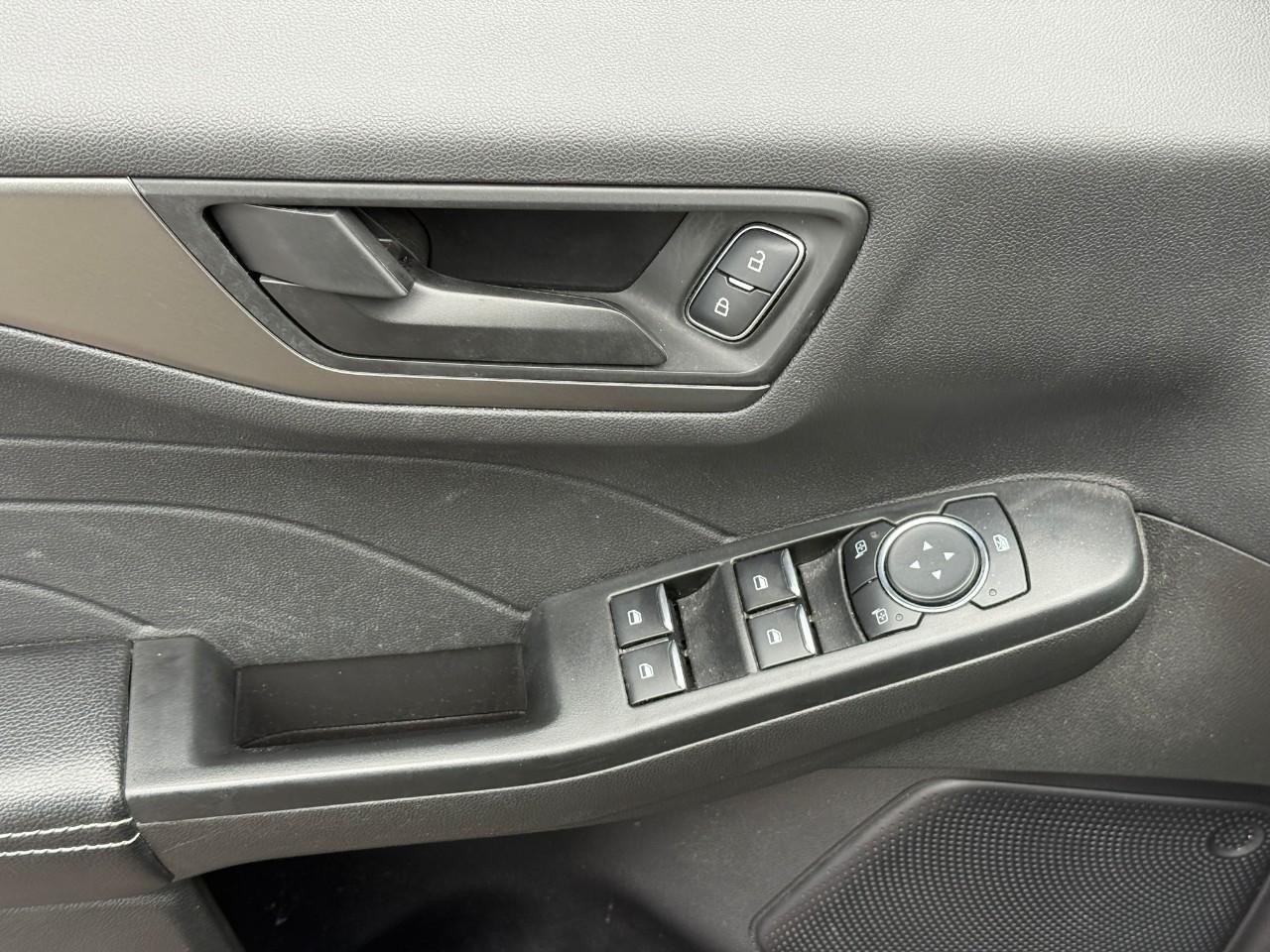 Ford Escape Vehicle Full-screen Gallery Image 15