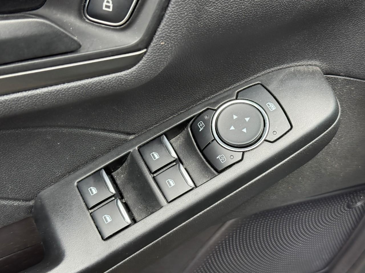 Ford Escape Vehicle Full-screen Gallery Image 16