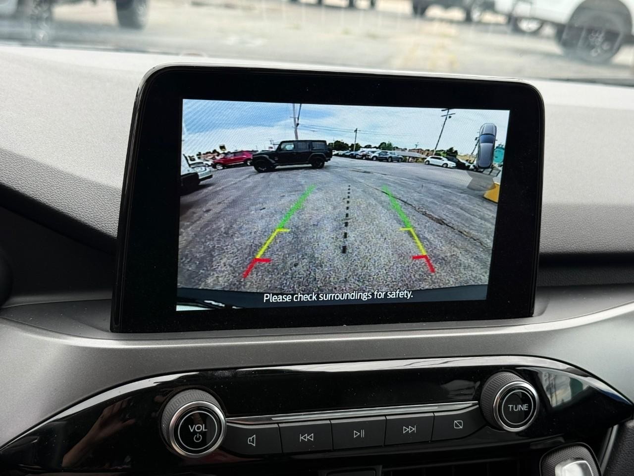 Ford Escape Vehicle Full-screen Gallery Image 24