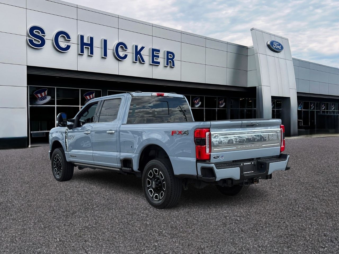 Ford Super Duty F-350 SRW Vehicle Full-screen Gallery Image 03