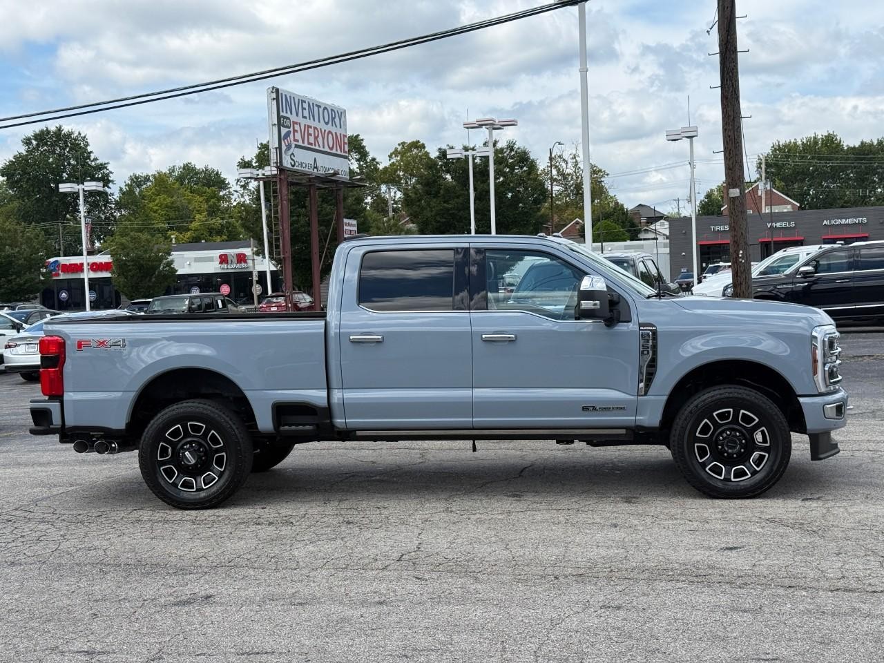 Ford Super Duty F-350 SRW Vehicle Full-screen Gallery Image 05