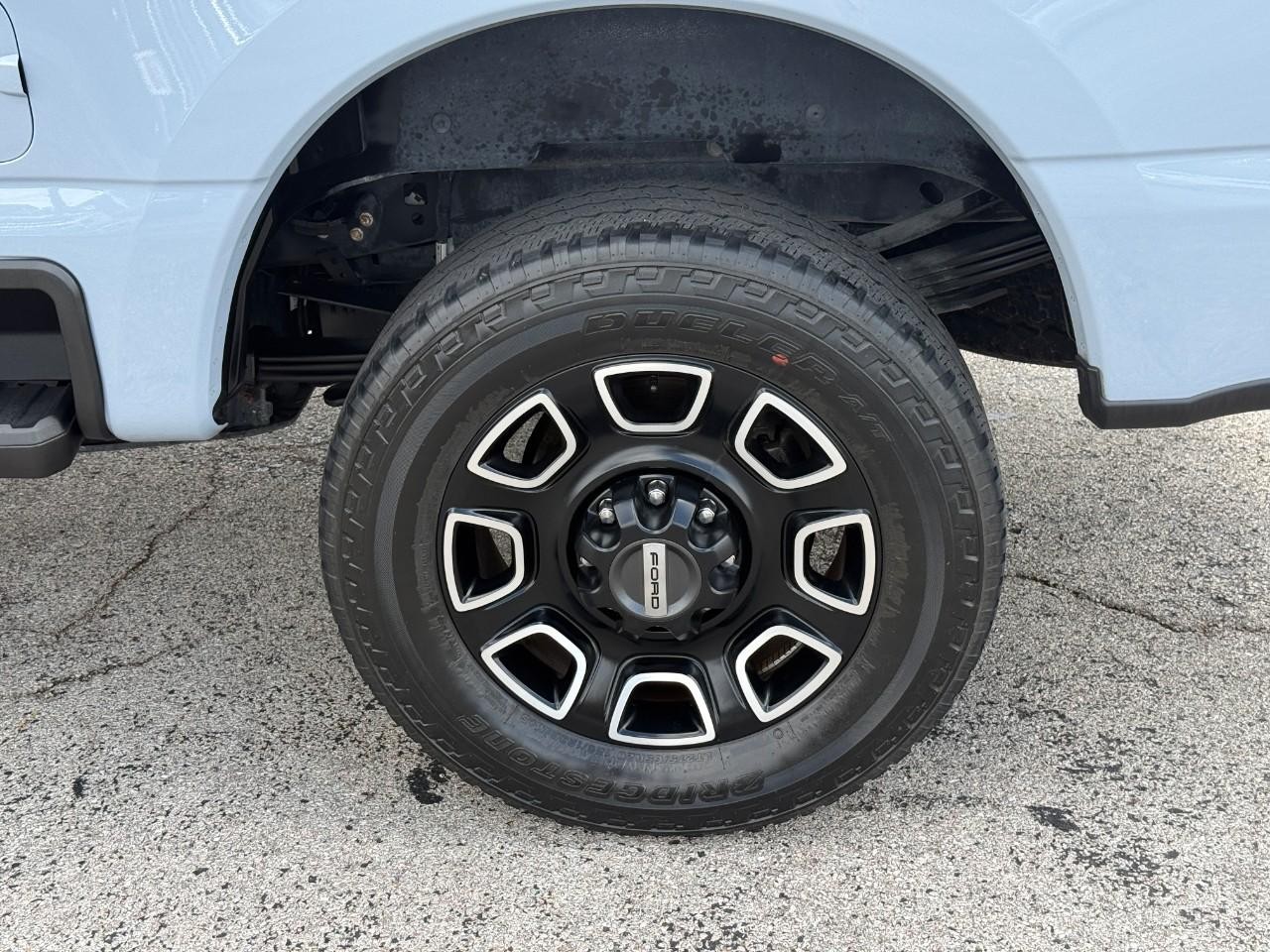 Ford Super Duty F-350 SRW Vehicle Full-screen Gallery Image 06