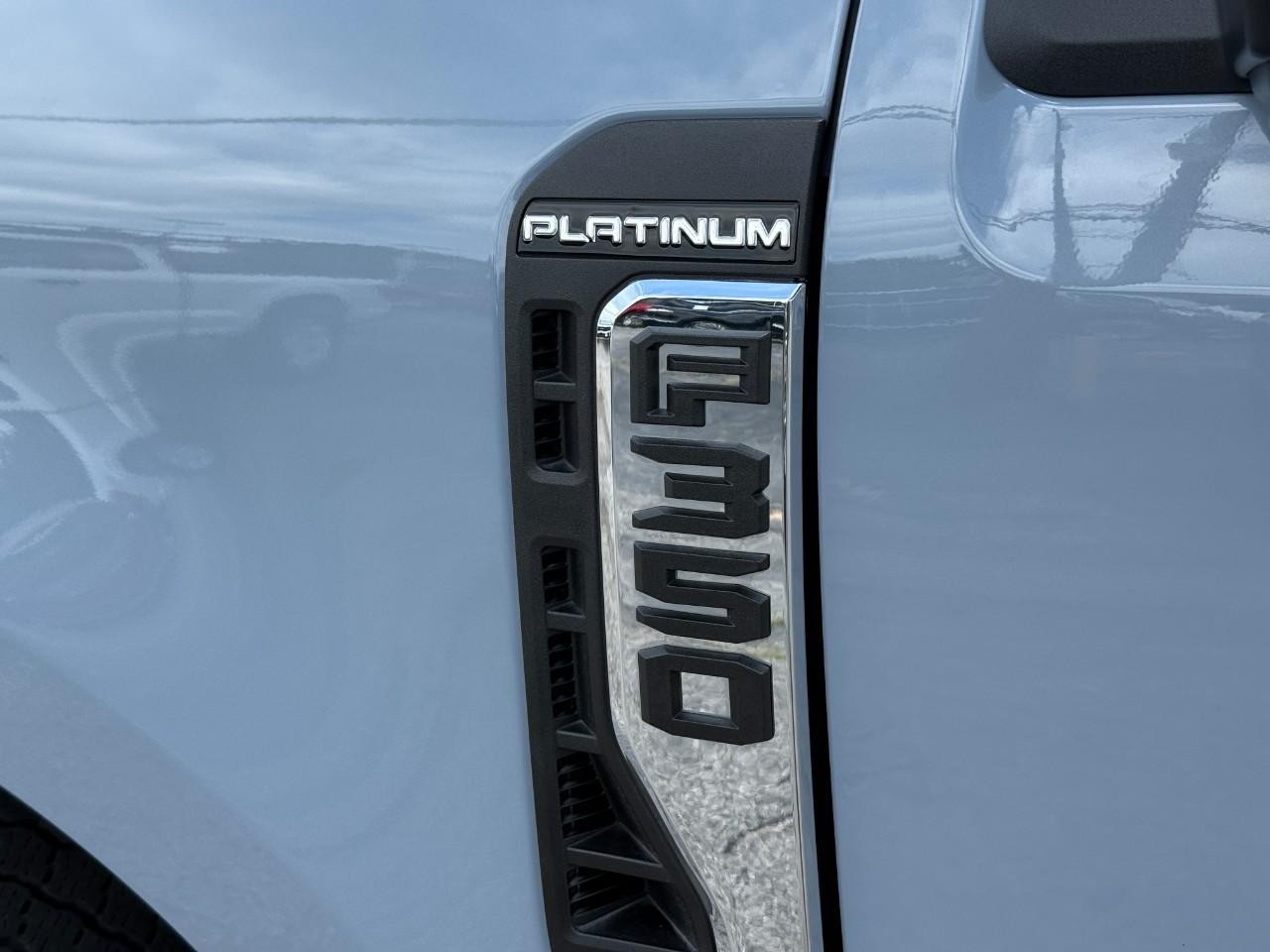 Ford Super Duty F-350 SRW Vehicle Full-screen Gallery Image 07