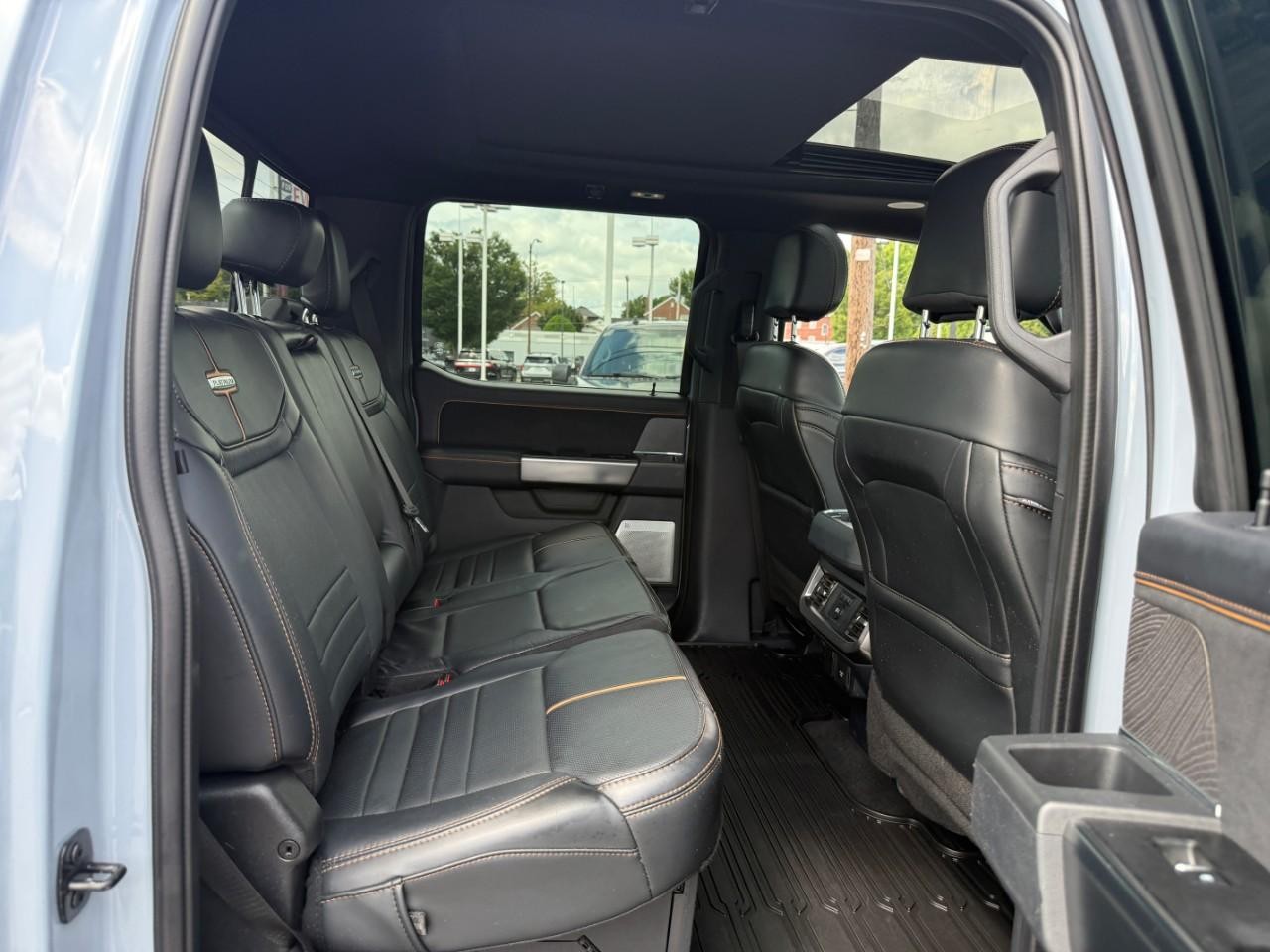 Ford Super Duty F-350 SRW Vehicle Full-screen Gallery Image 09