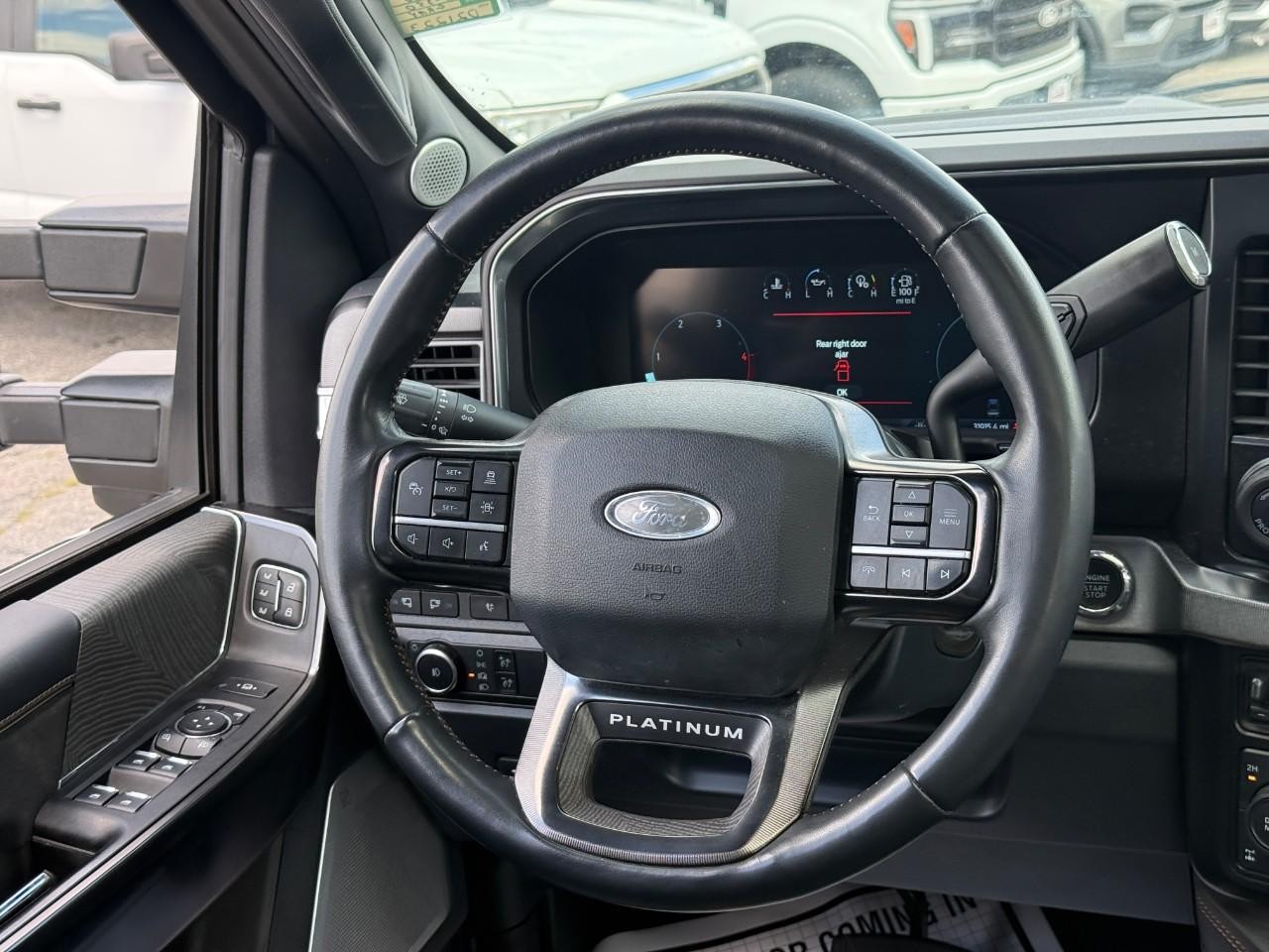 Ford Super Duty F-350 SRW Vehicle Full-screen Gallery Image 11