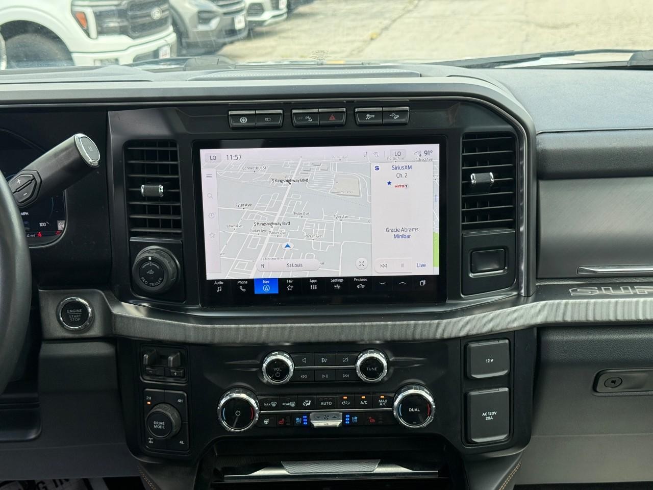 Ford Super Duty F-350 SRW Vehicle Full-screen Gallery Image 12