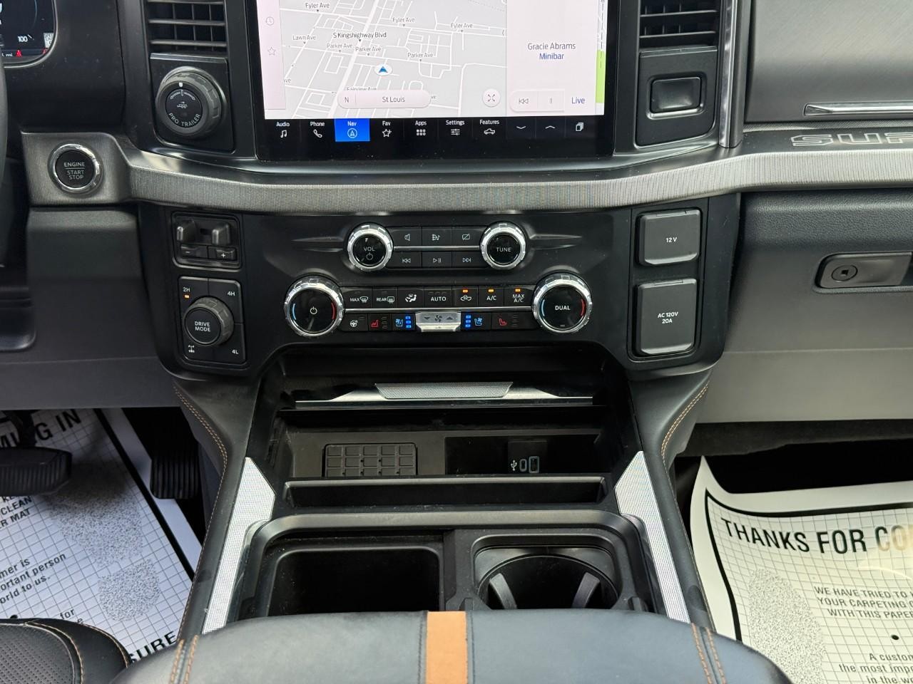 Ford Super Duty F-350 SRW Vehicle Full-screen Gallery Image 13