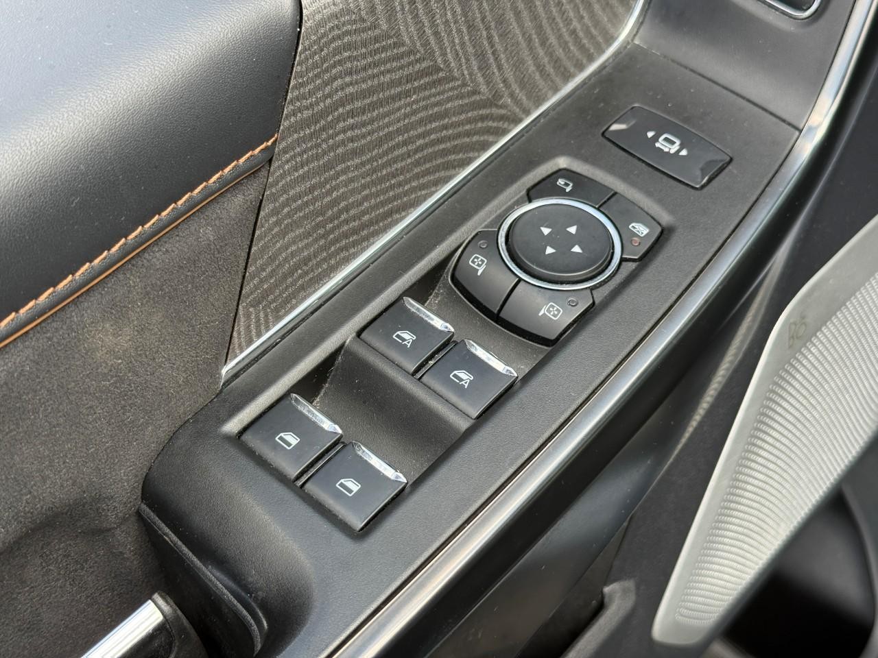 Ford Super Duty F-350 SRW Vehicle Full-screen Gallery Image 14