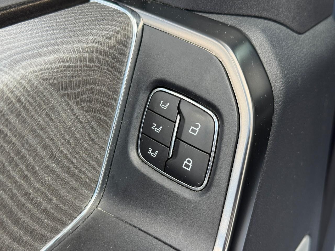 Ford Super Duty F-350 SRW Vehicle Full-screen Gallery Image 15
