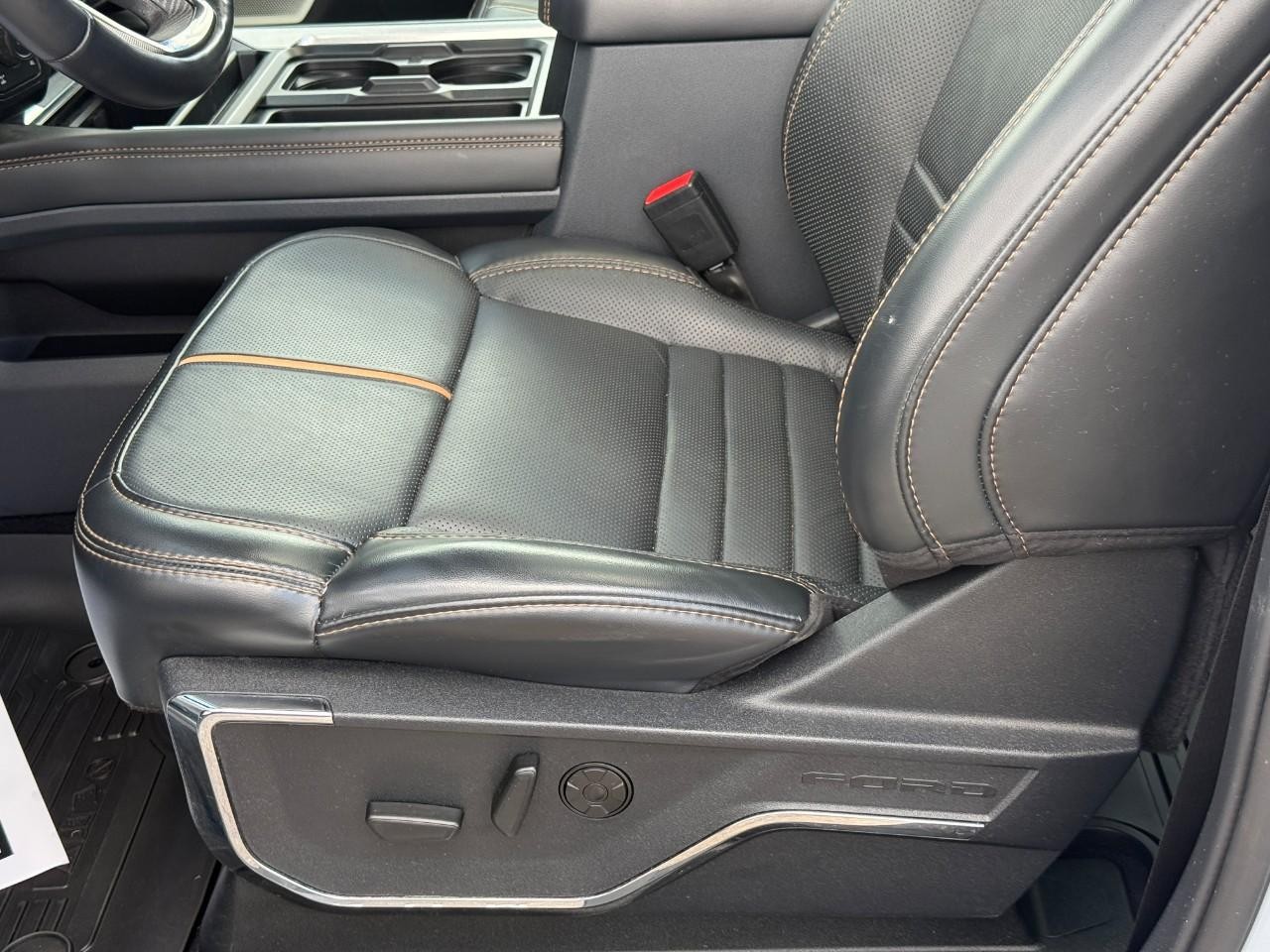 Ford Super Duty F-350 SRW Vehicle Full-screen Gallery Image 16