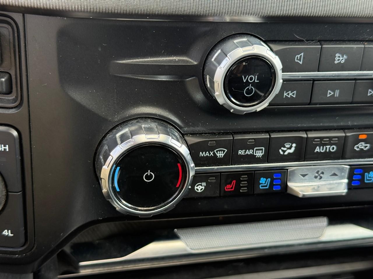 Ford Super Duty F-350 SRW Vehicle Full-screen Gallery Image 18