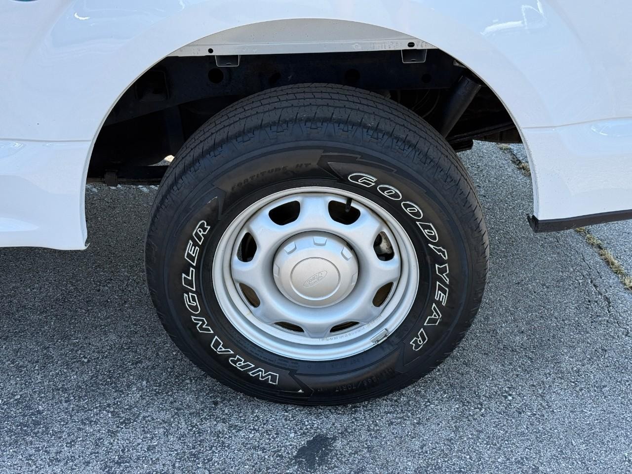 Ford F-150 Vehicle Full-screen Gallery Image 06