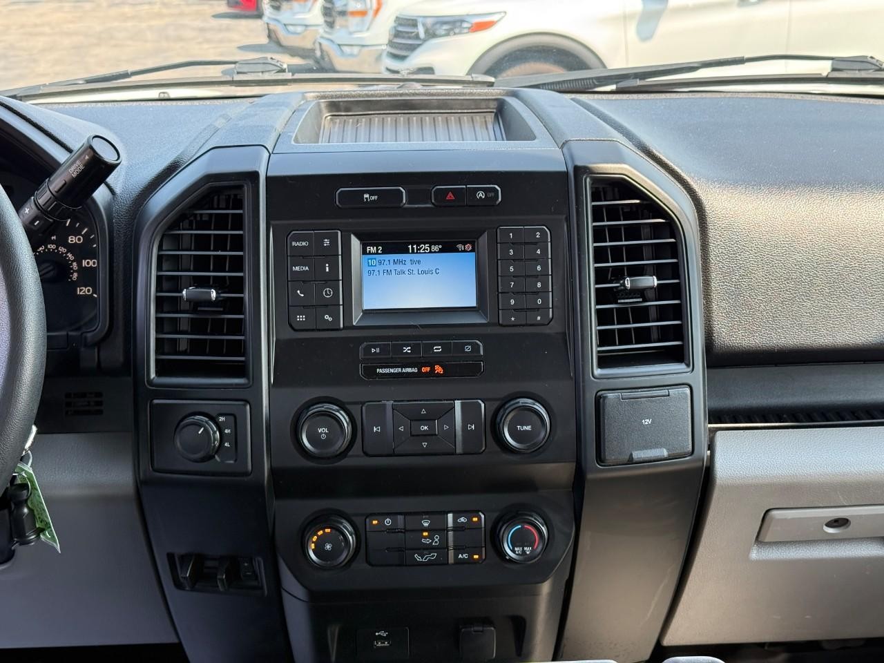 Ford F-150 Vehicle Full-screen Gallery Image 13