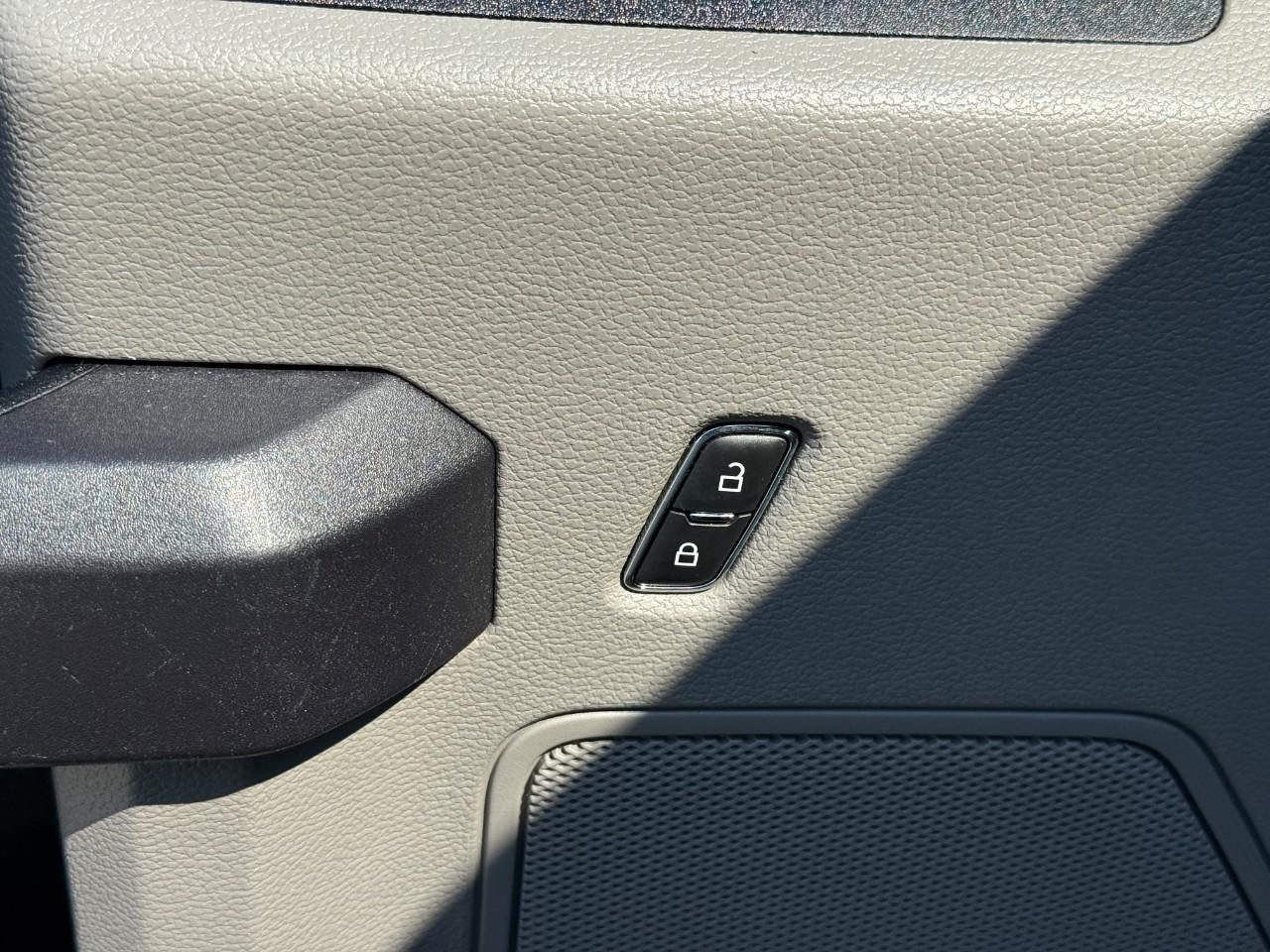 Ford F-150 Vehicle Full-screen Gallery Image 16