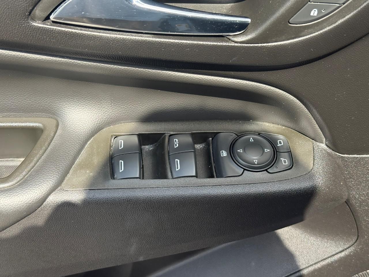 Chevrolet Equinox Vehicle Full-screen Gallery Image 17