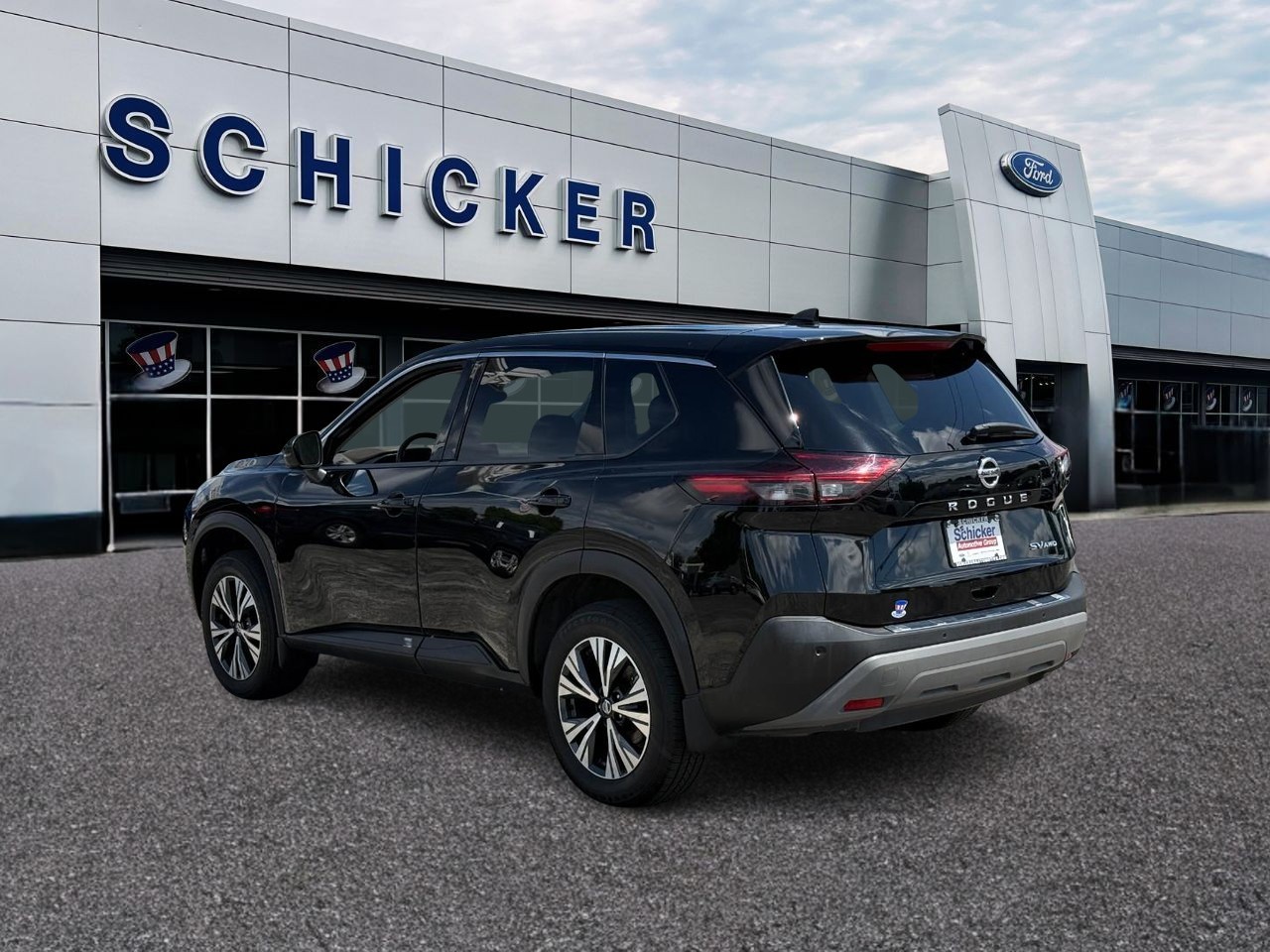 Nissan Rogue Vehicle Full-screen Gallery Image 03