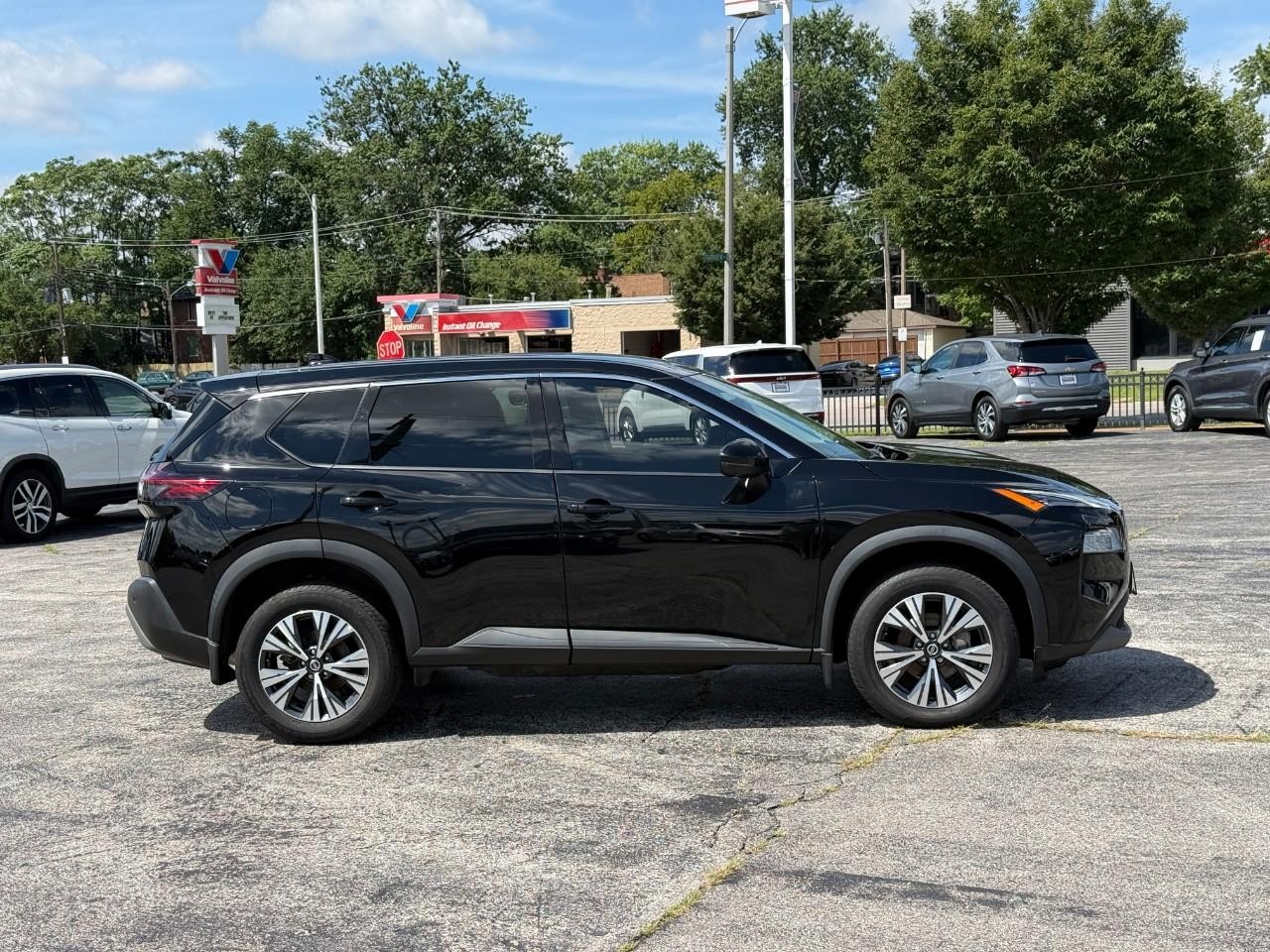Nissan Rogue Vehicle Full-screen Gallery Image 05