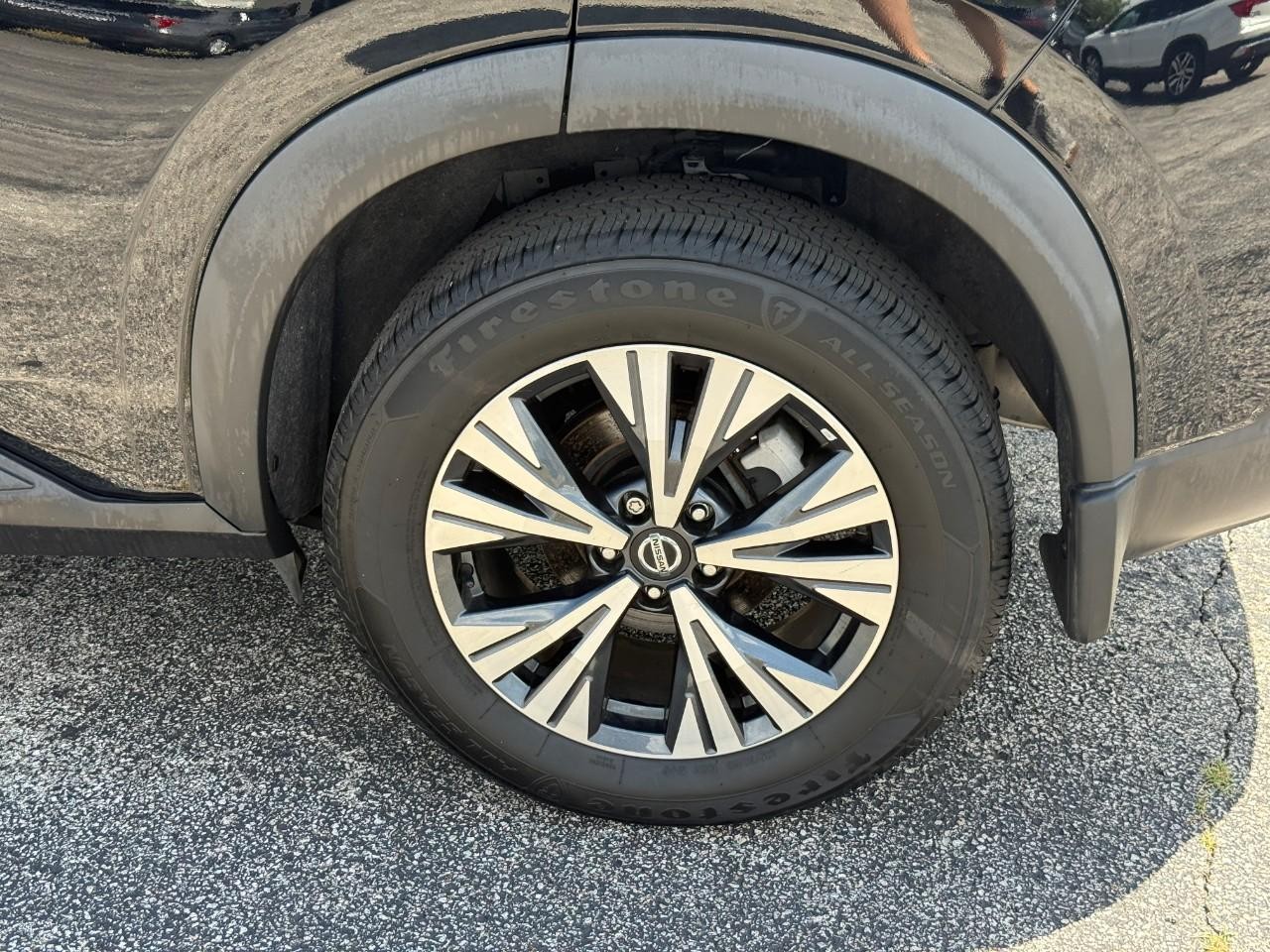 Nissan Rogue Vehicle Full-screen Gallery Image 06