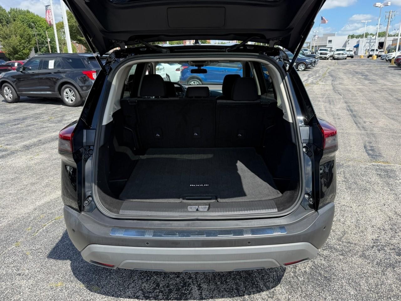 Nissan Rogue Vehicle Full-screen Gallery Image 08