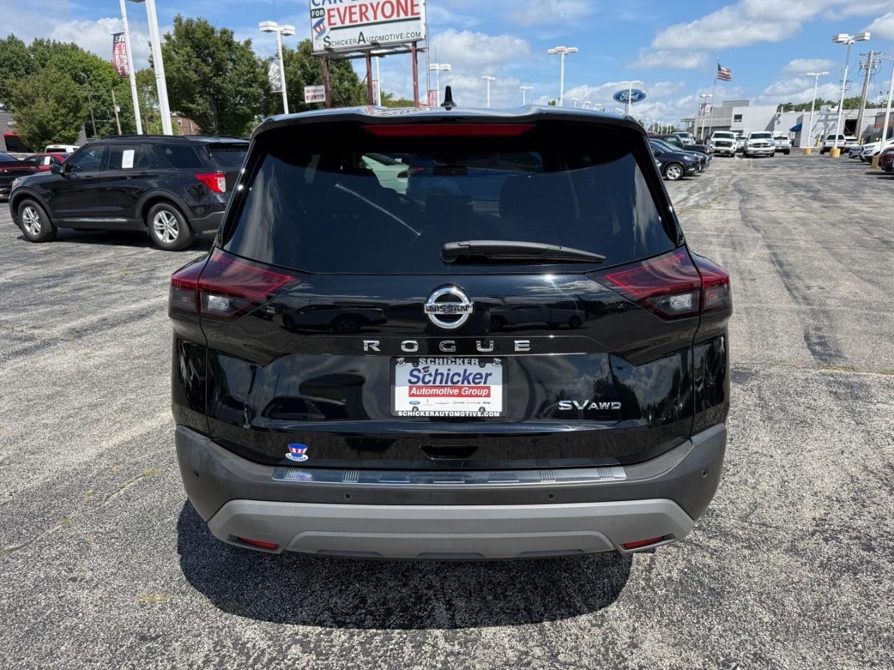 Nissan Rogue Vehicle Full-screen Gallery Image 09