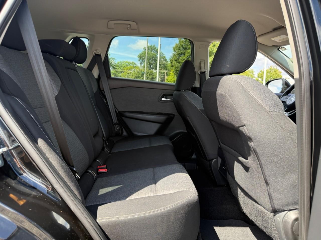 Nissan Rogue Vehicle Full-screen Gallery Image 11