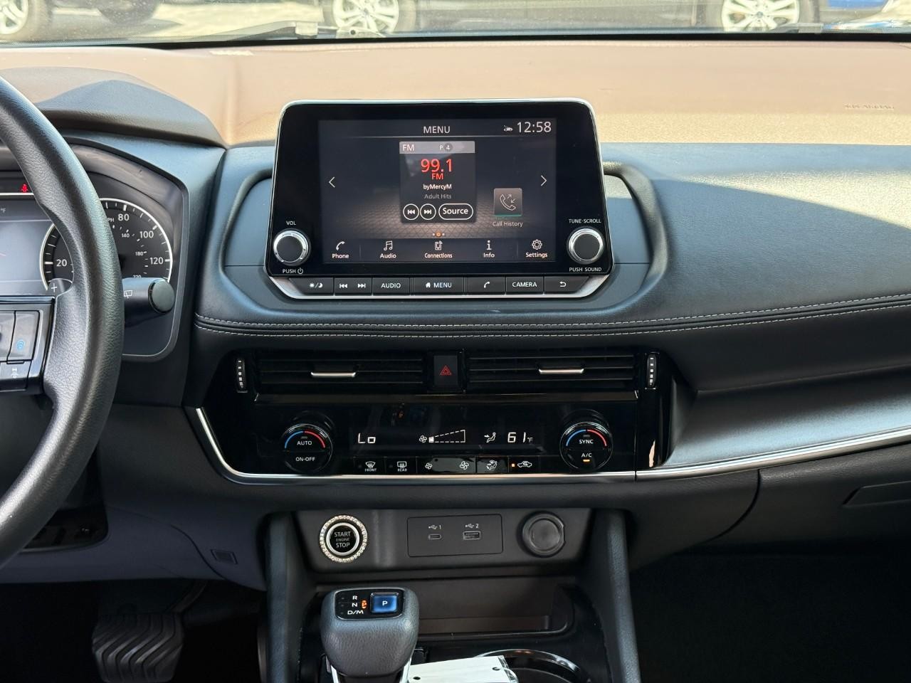 Nissan Rogue Vehicle Full-screen Gallery Image 14