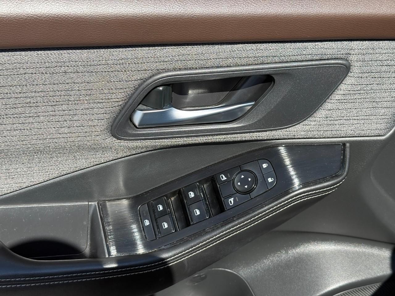 Nissan Rogue Vehicle Full-screen Gallery Image 16