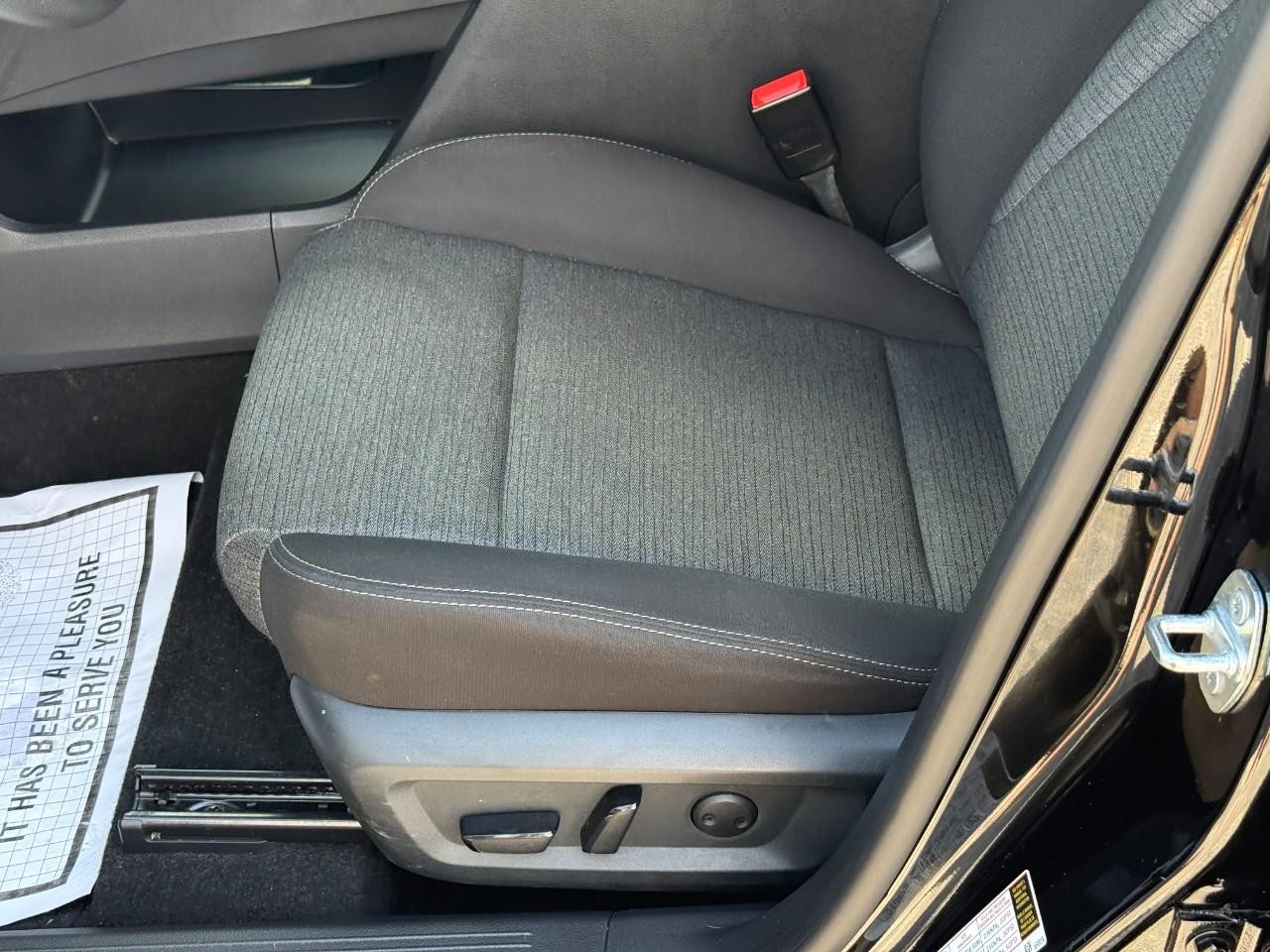Nissan Rogue Vehicle Full-screen Gallery Image 18