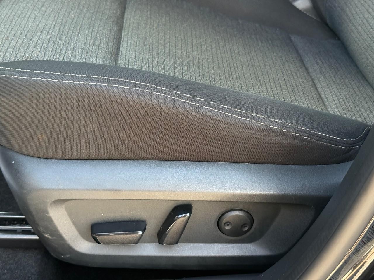 Nissan Rogue Vehicle Full-screen Gallery Image 19