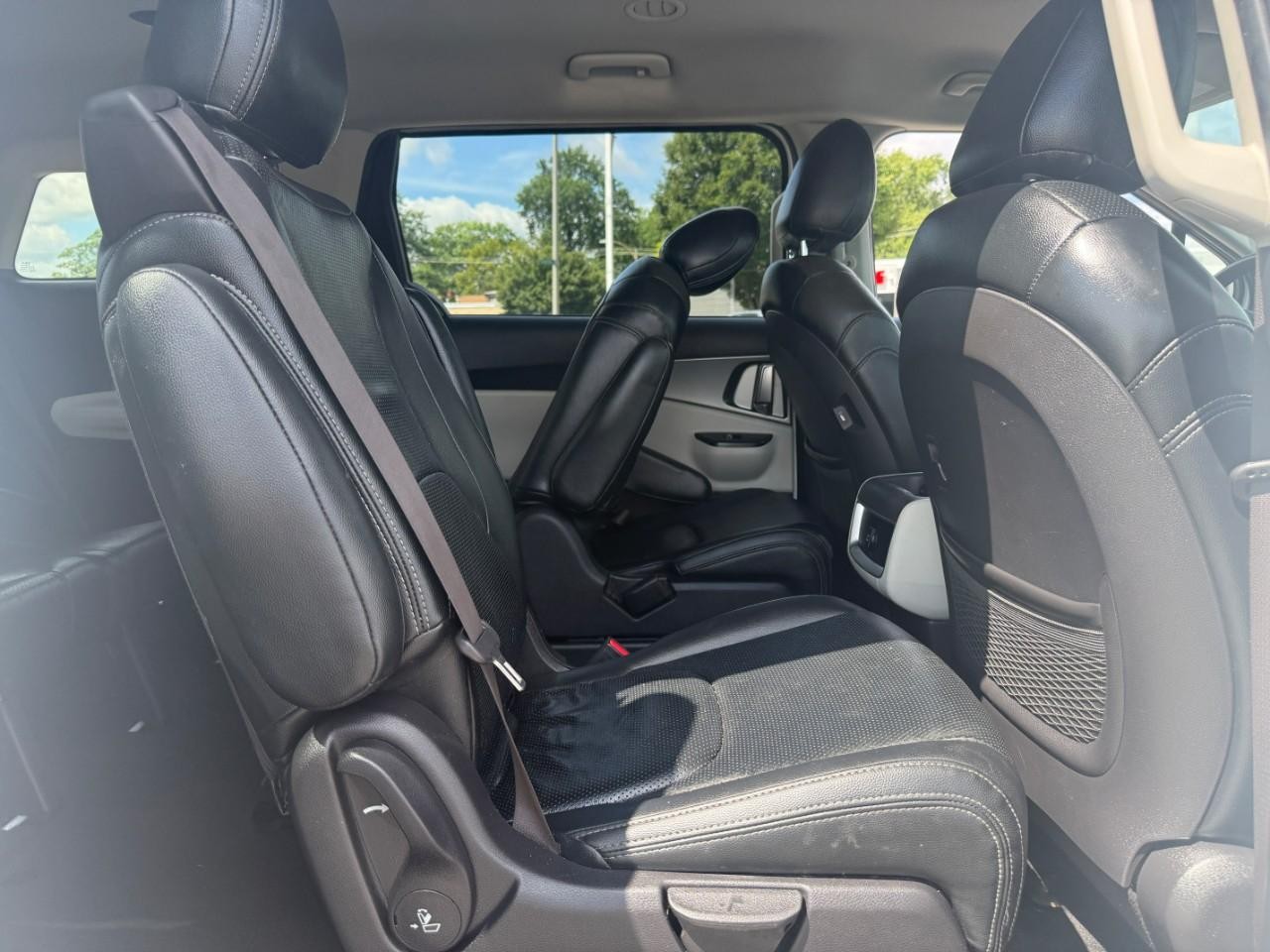 Kia Carnival Vehicle Full-screen Gallery Image 10