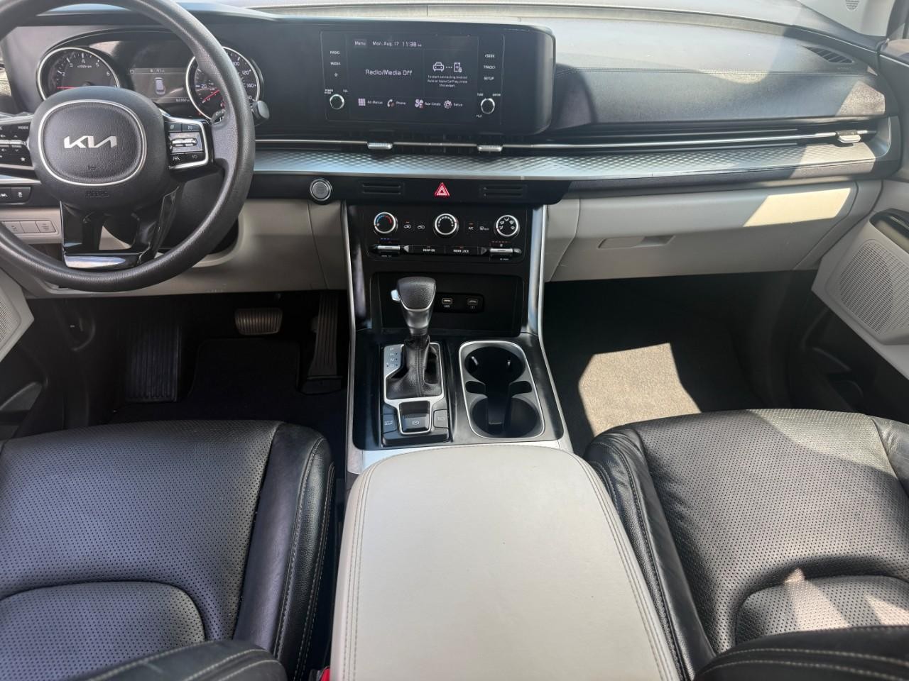 Kia Carnival Vehicle Full-screen Gallery Image 12