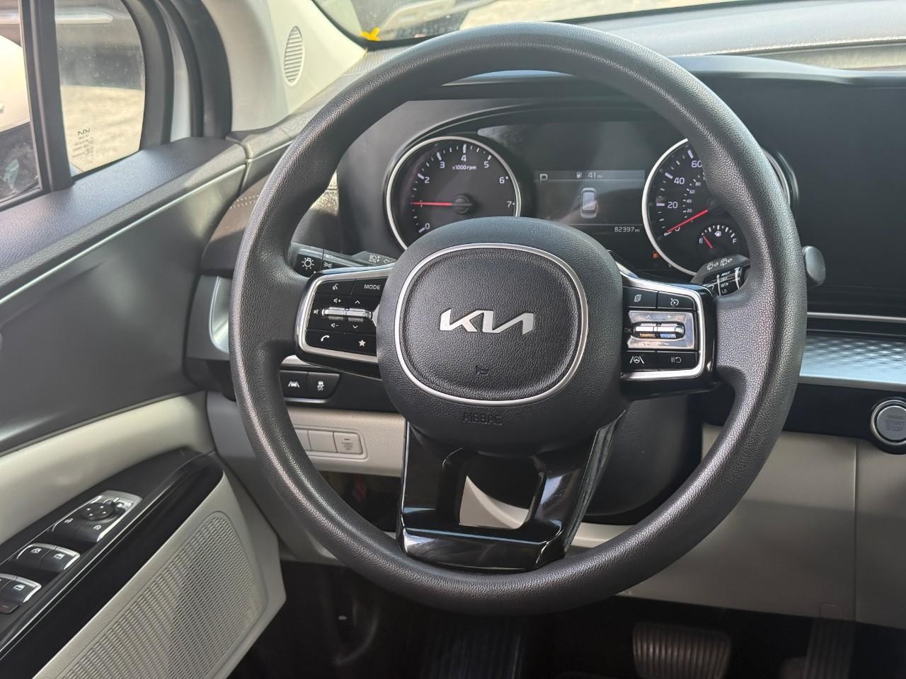 Kia Carnival Vehicle Full-screen Gallery Image 13