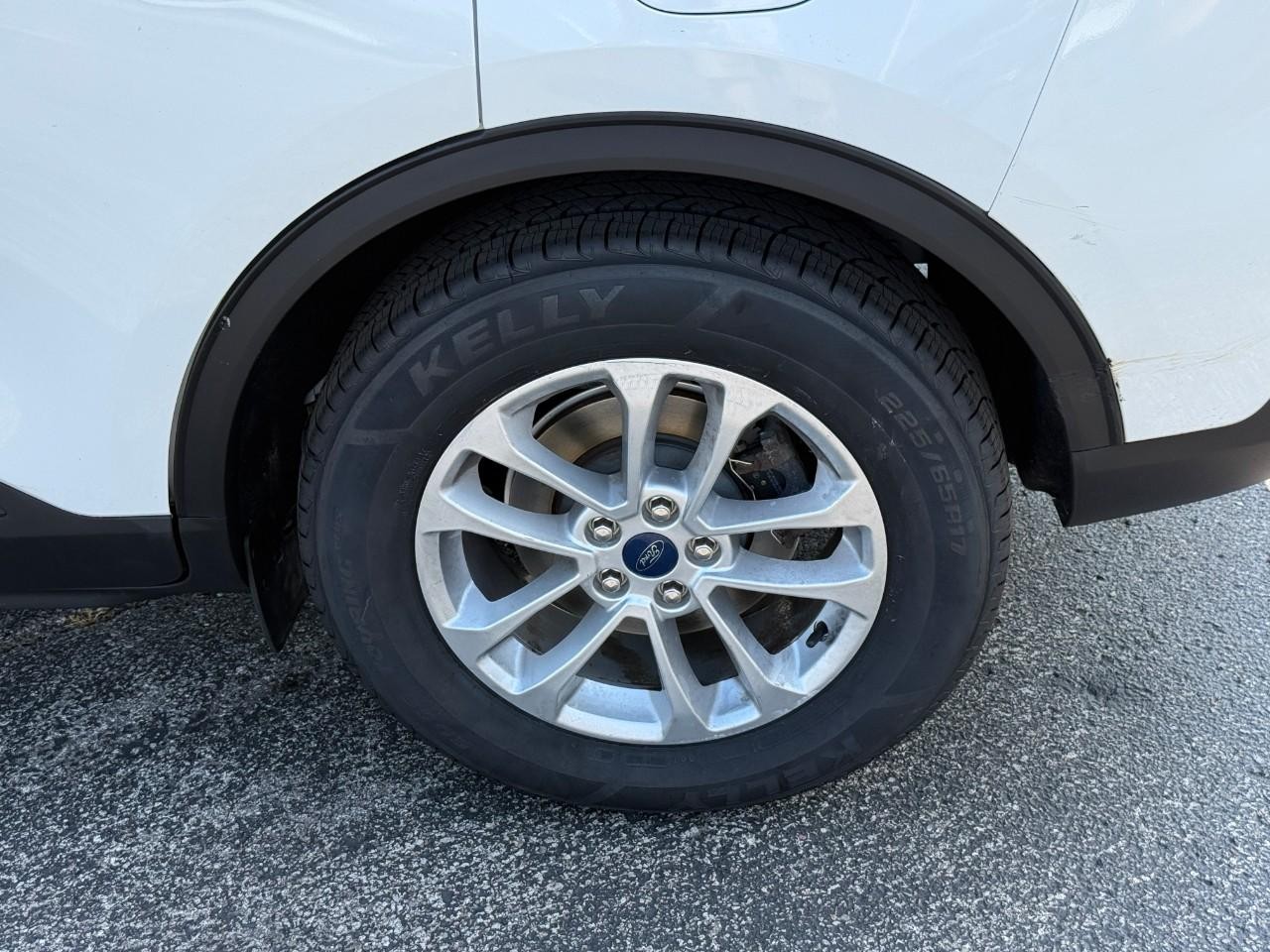 Ford Escape Vehicle Full-screen Gallery Image 06