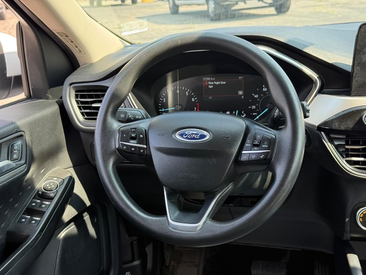 Ford Escape Vehicle Full-screen Gallery Image 12