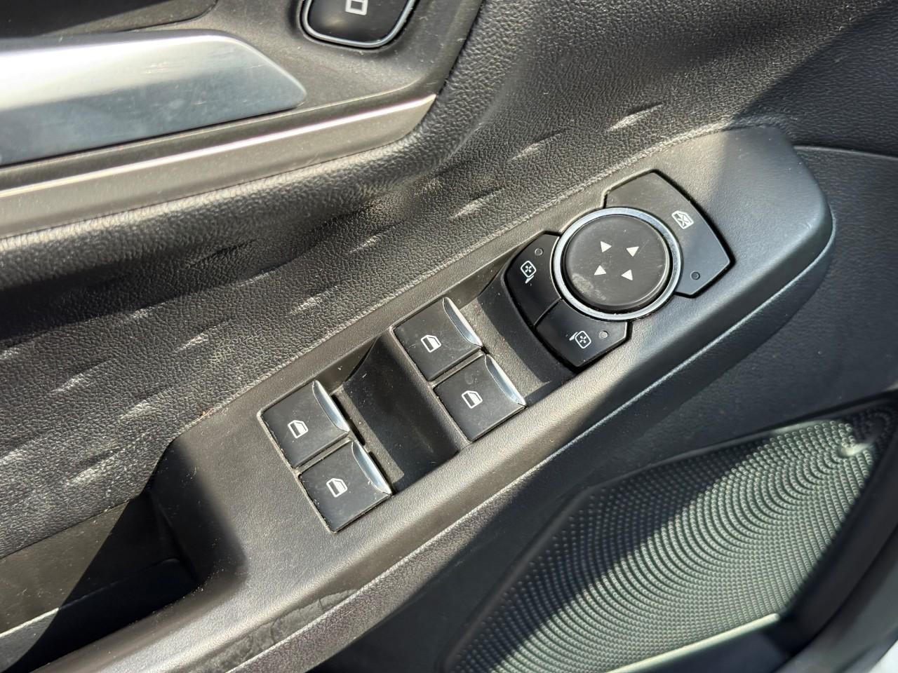 Ford Escape Vehicle Full-screen Gallery Image 17