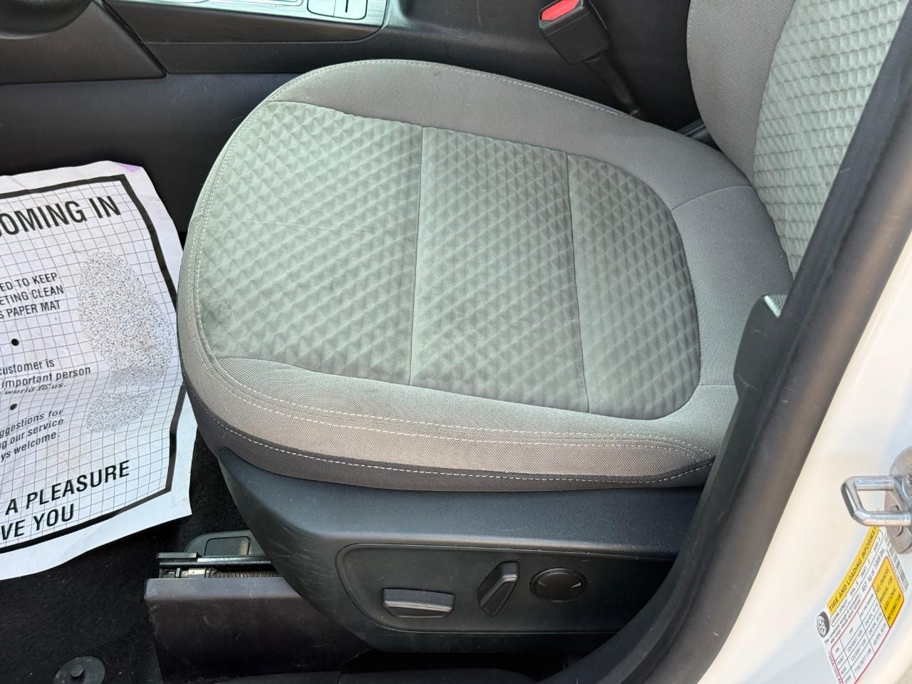 Ford Escape Vehicle Full-screen Gallery Image 18