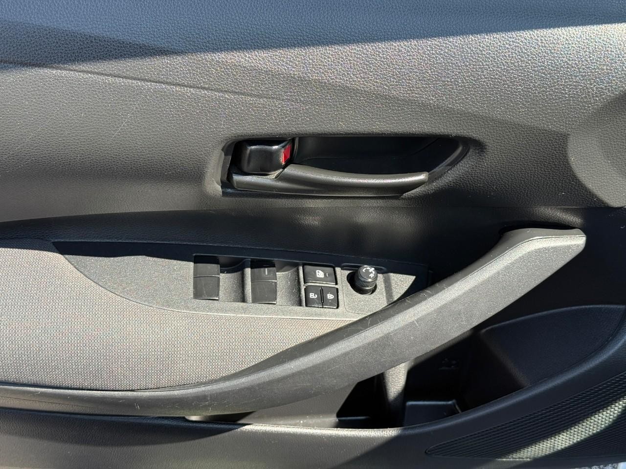 Toyota Corolla Vehicle Full-screen Gallery Image 13
