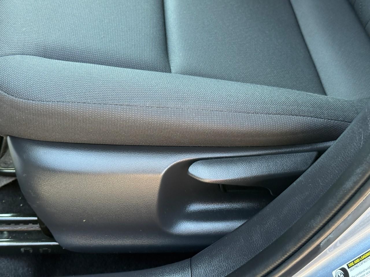 Toyota Corolla Vehicle Full-screen Gallery Image 15