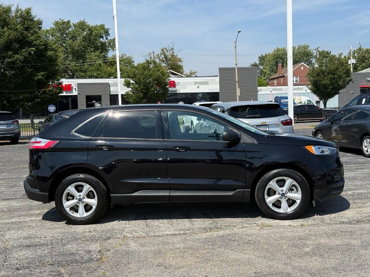 Ford Edge Vehicle Full-screen Gallery Image 05