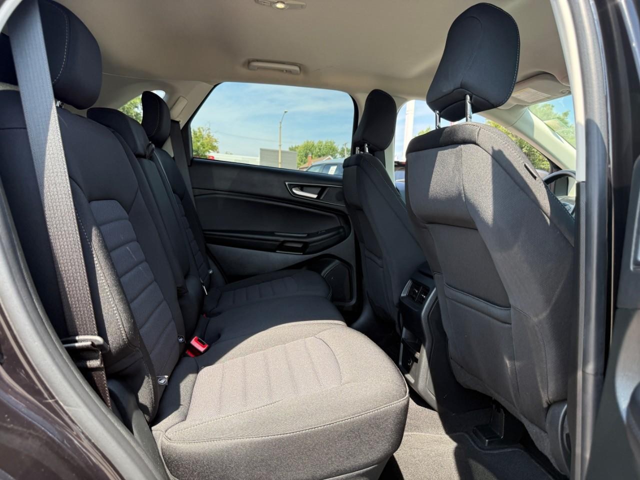 Ford Edge Vehicle Full-screen Gallery Image 11