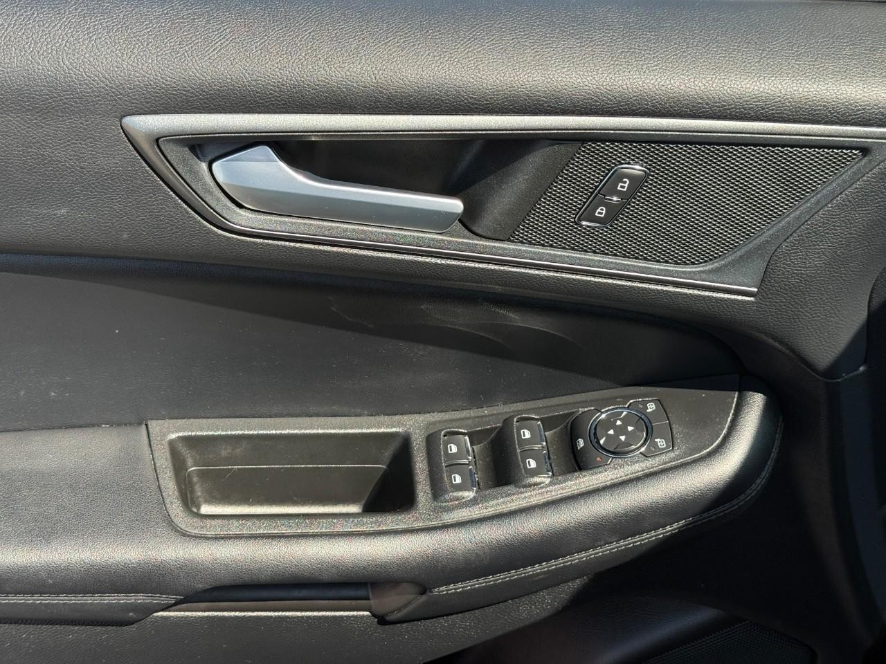 Ford Edge Vehicle Full-screen Gallery Image 16