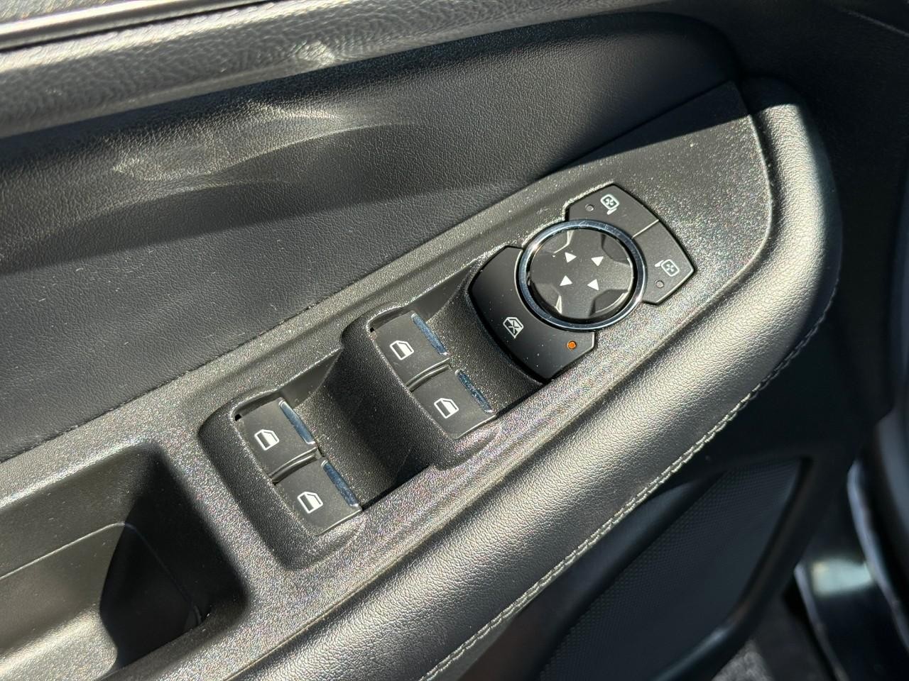 Ford Edge Vehicle Full-screen Gallery Image 17