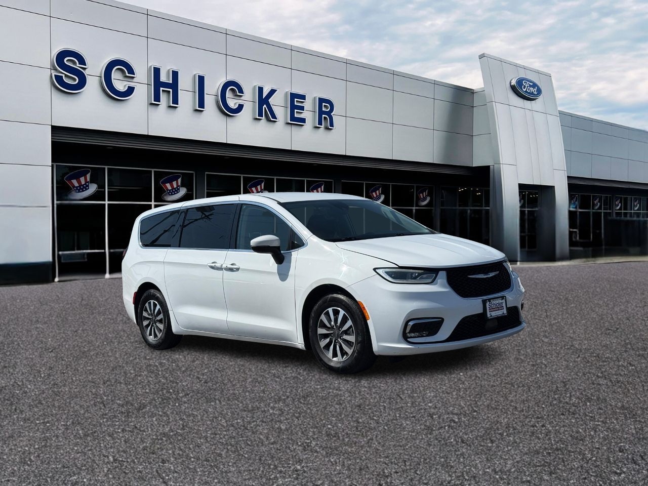 Chrysler Pacifica Vehicle Full-screen Gallery Image 01