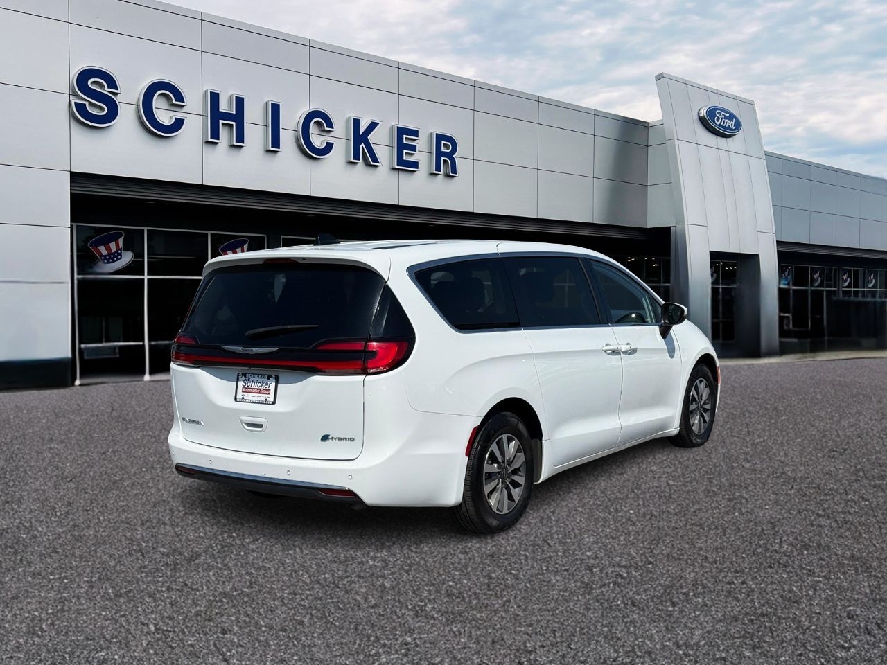 Chrysler Pacifica Vehicle Full-screen Gallery Image 02