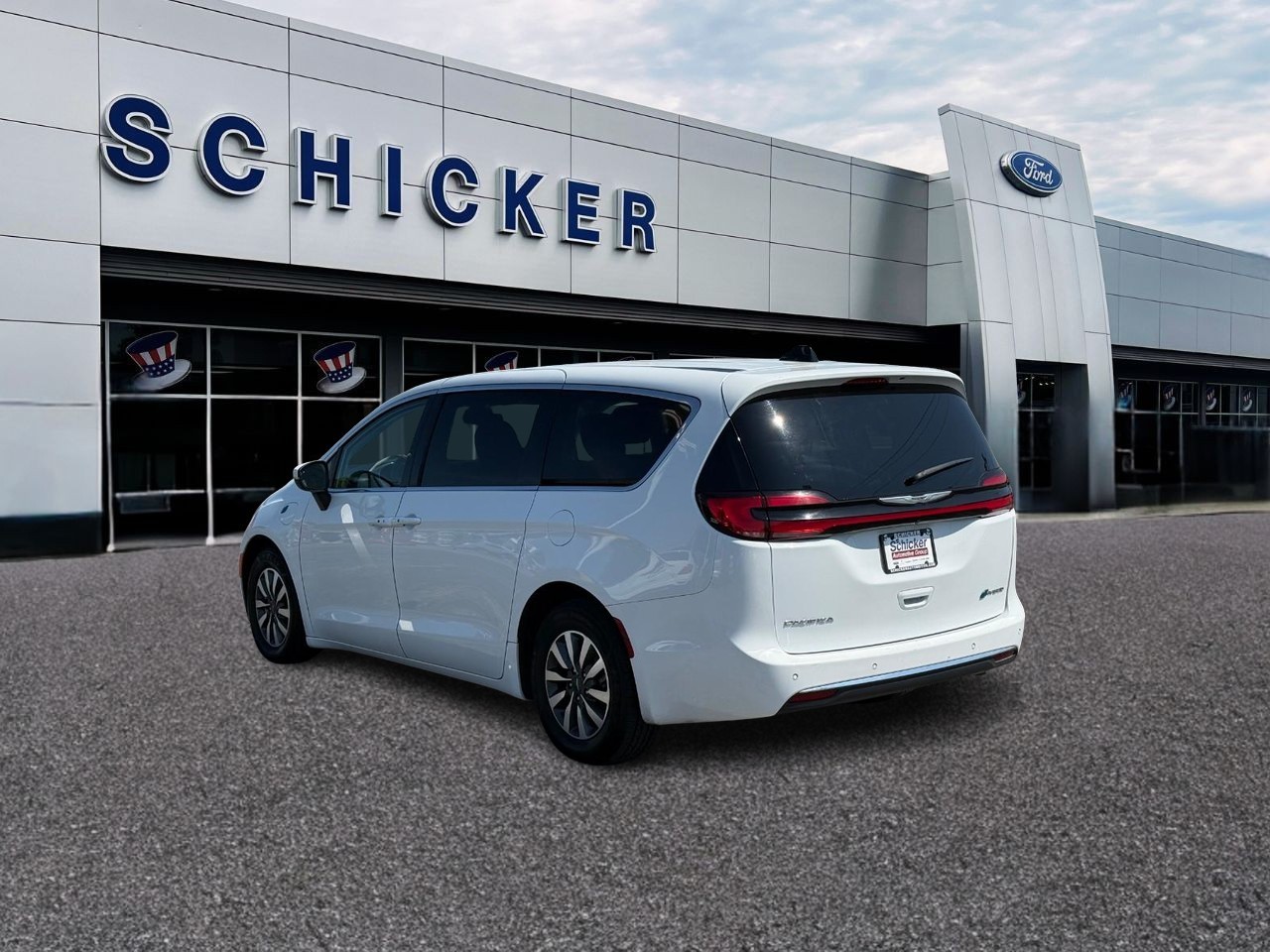 Chrysler Pacifica Vehicle Full-screen Gallery Image 03