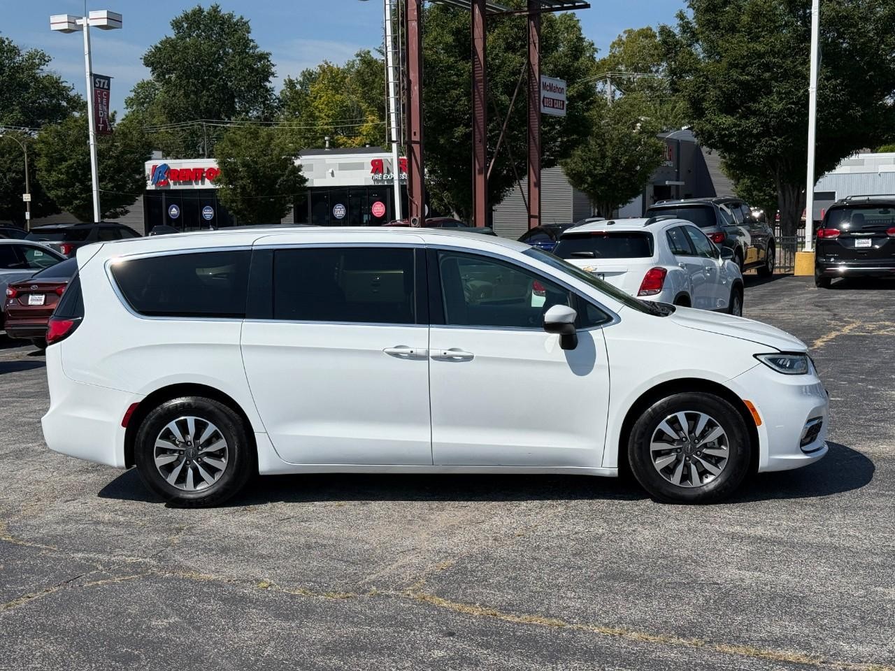 Chrysler Pacifica Vehicle Full-screen Gallery Image 05