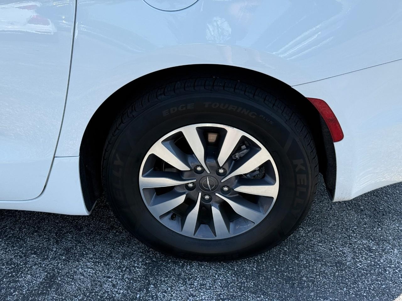 Chrysler Pacifica Vehicle Full-screen Gallery Image 06